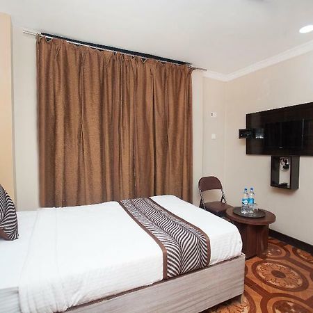 Oyo 343 Pop Life Hotel Banke Exterior foto